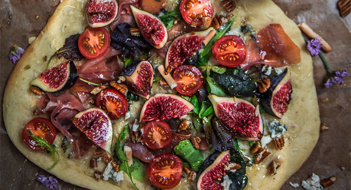 Пицца с пармской ветчиной и инжиром