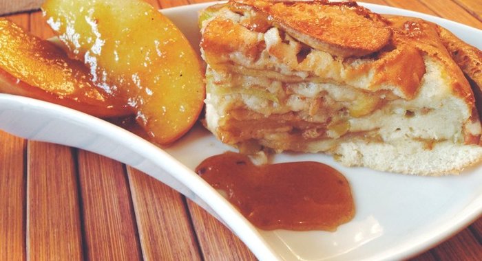 Яблочный пирог с карамелизированными яблоками