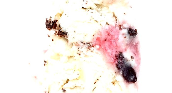 Сливочное мороженое с меренгами, шоколадной крошкой и малиновой прослойкой