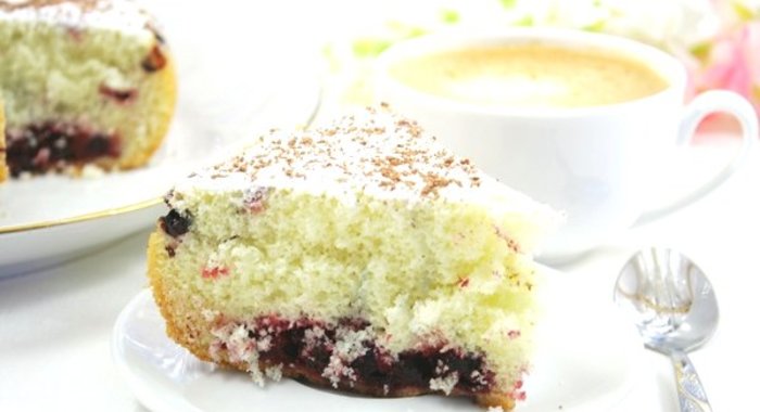 Шарлотка с ягодами в мультиварке