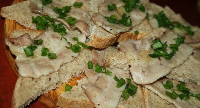 Бутерброды с беконом и зеленым луком на мангале