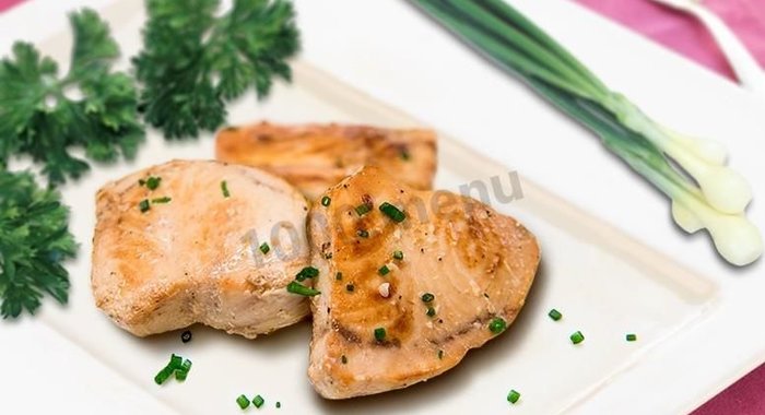 Рыба-меч с луком и белым вином