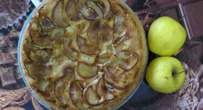 Яблочная шарлотка с кукурузной мукой