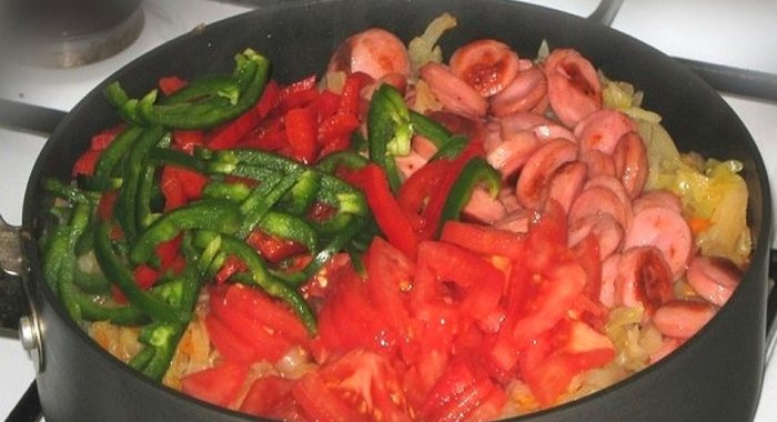 Тушеные овощи с сосиской