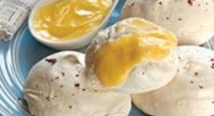 Меренги с розовым перцем и заварным кремом из маракуйи