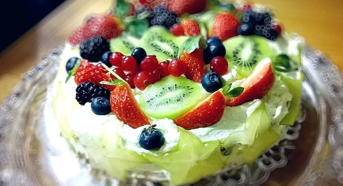 Торт с творожно-сливочным кремом и фруктами