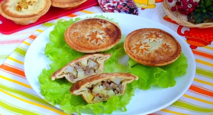 Слоеные пироги с мясом