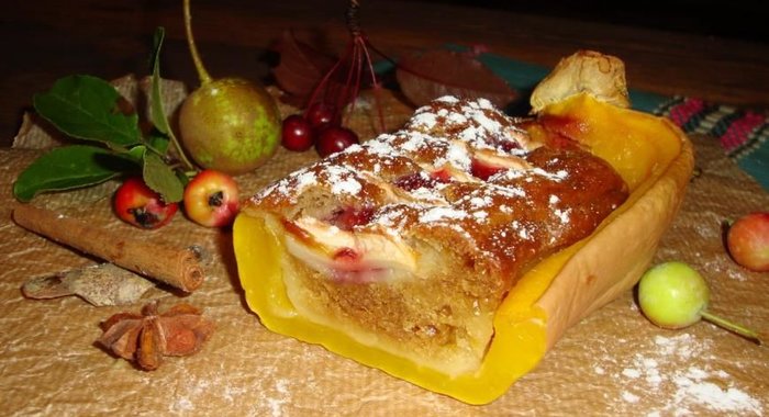 Шарлотка, запеченная в тыкве