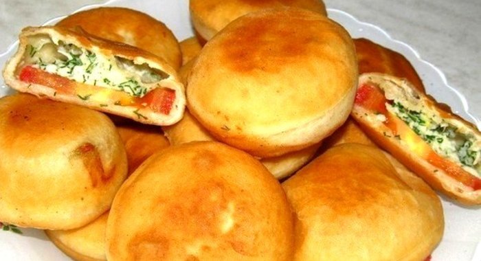 Пирожки с помидорами и брынзой