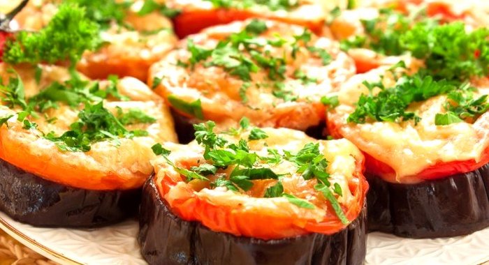 Баклажаны, запеченные с помидорами и сыром