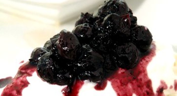 Чернично-виноградный соус к сыру и курице на гриле