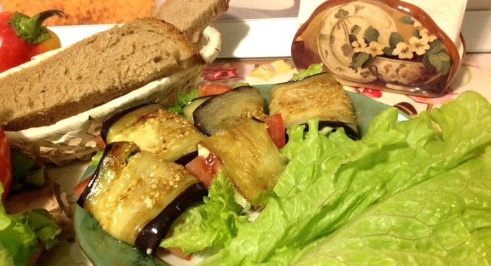 Рулетики из баклажанов с помидорами