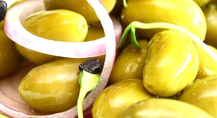 Салат с луком и оливками