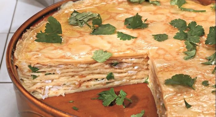 Блинчатый пирог с копченой рыбой