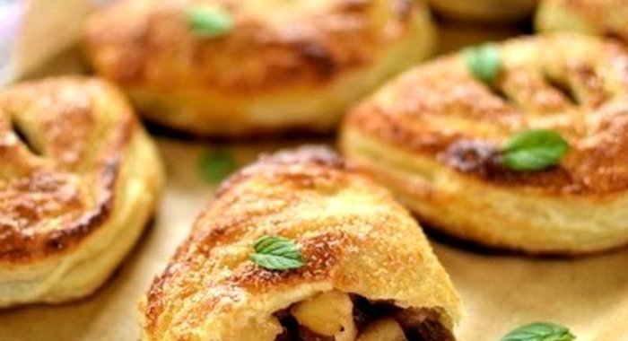 Французские кармашки с яблоками и изюмом