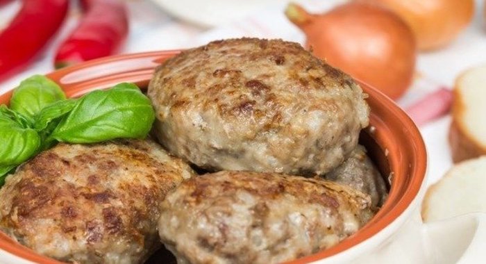 Котлеты из говядины с сыром, базиликом и каперсами