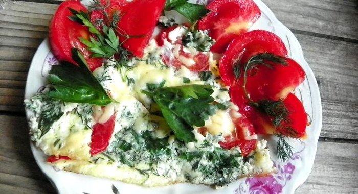 Омлет с помидорами сыром и зеленью
