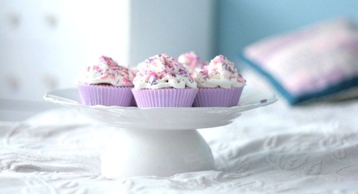 Ягодные кексы в формочках с белым шоколадом