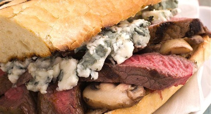 Сэндвичи с говяжьим стейком, шампиньонами и кремом из базилика