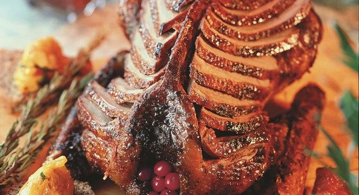 Жареный гусь с банановым хлебом и чатни