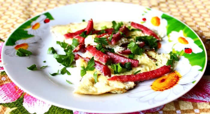 Омлет с копчёной колбасой и зеленью