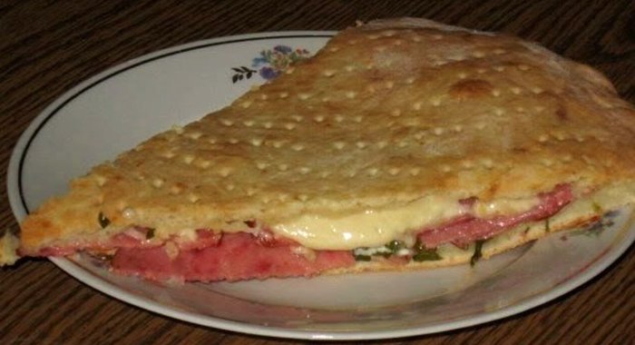Пирог с творогом, сыром и салями «Кальцоне»
