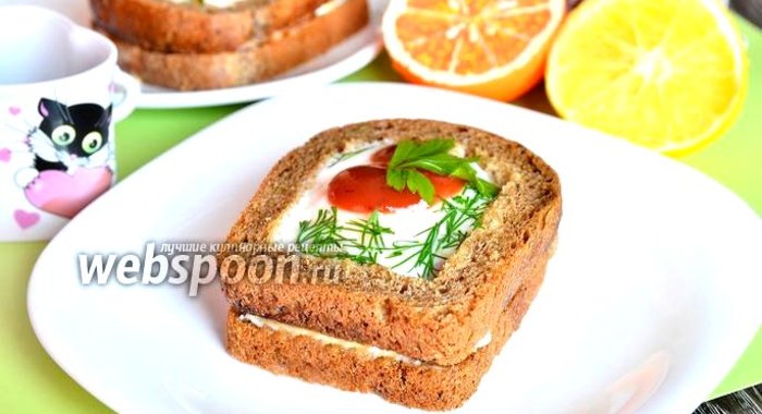 Бутерброд с яйцом и сметанно-грибным соусом