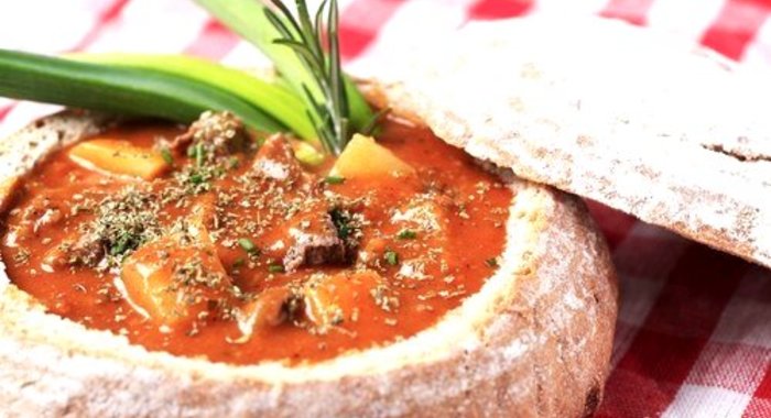 Гуляш в хлебном горшочке