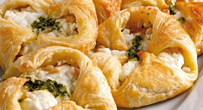 Пирожки из слоеного теста с козьим сыром