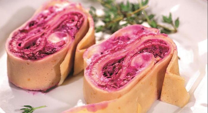 Рулет с орехово-свекольной начинкой