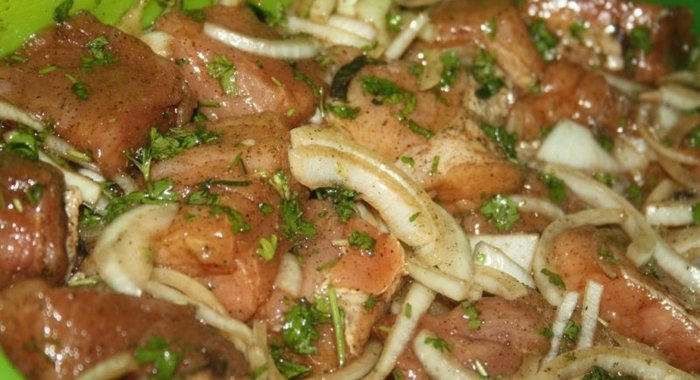 Очень вкусный маринад для шашлыка (с мятой, петрушкой и реганом)