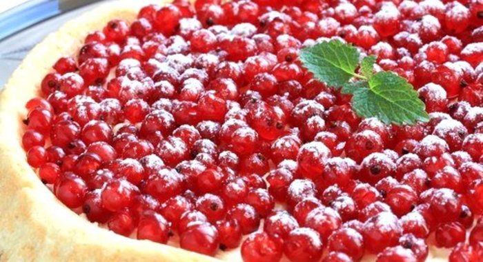 Сладкая пицца с красной смородиной