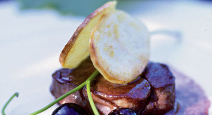 Медальоны из телятины с виноградом