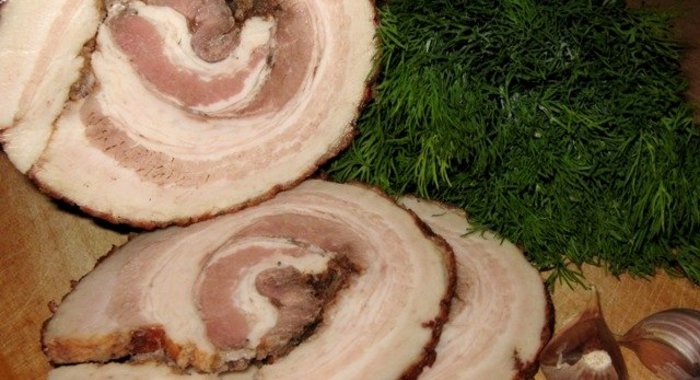 Рулет из сала в луковой шелухе