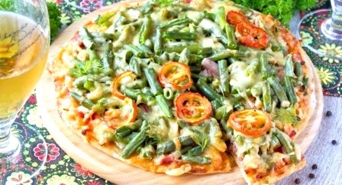 Пицца со стручковой фасолью и ветчиной