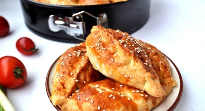 Пирожки слоеные с курицей и пармезаном