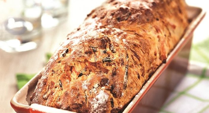 Хлеб, испеченный с ветчиной и сыром