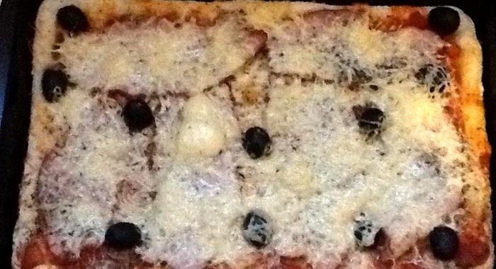 Пицца на тонком тесте с оливками