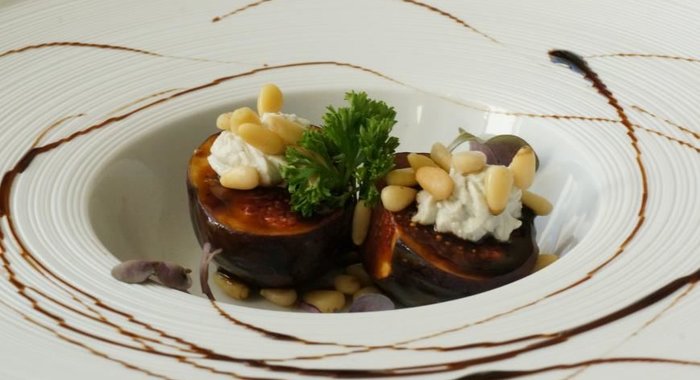 Карамелизированный в бальзамике инжир с кремом из горгонзолы и кедровыми орешками.