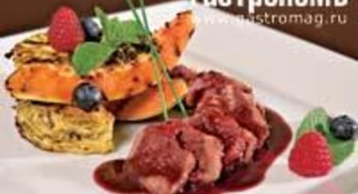 Косуля с папайей и омлетом из древесных грибов под соусом из лесных ягод