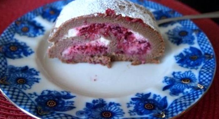 Шоколадный рулет с малиной