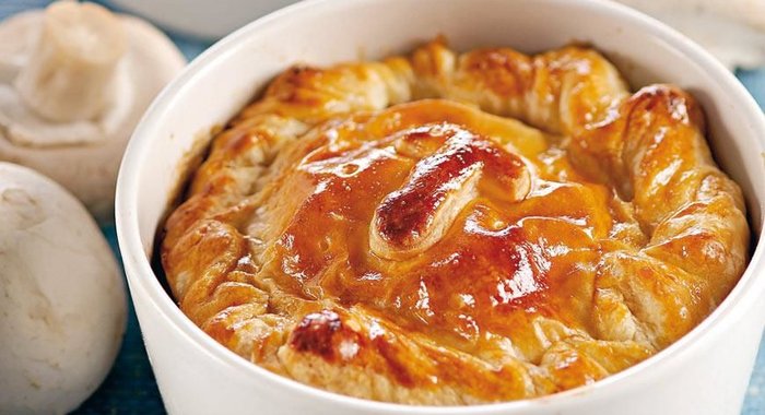 Мини-пироги из камамбера с грибами