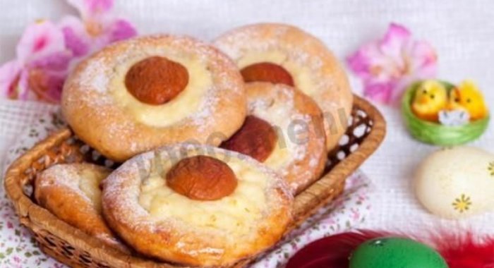 Пасхальные булочки с кремом и абрикосами