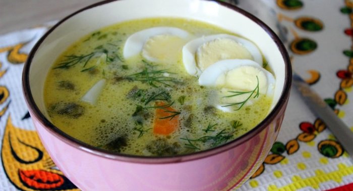 Зеленые летние щи со сметаной