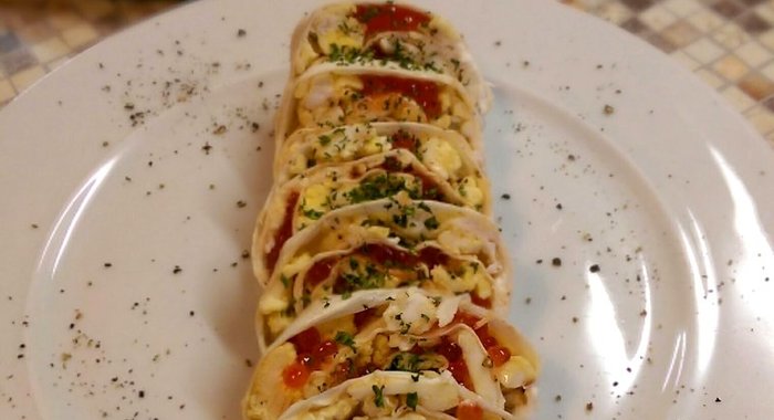 Омлет в лаваше с икрой и сыром