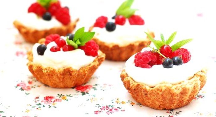 Песочные корзиночки с кремом из белого шоколада и маскарпоне со свежими ягодами