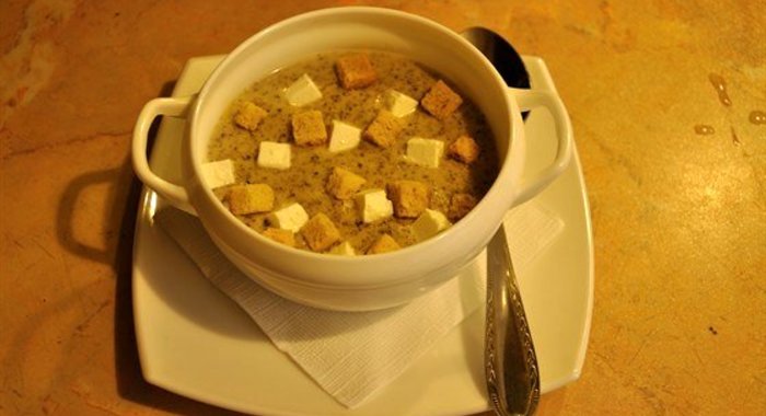 Крем-суп из шампиньонов на курином бульоне