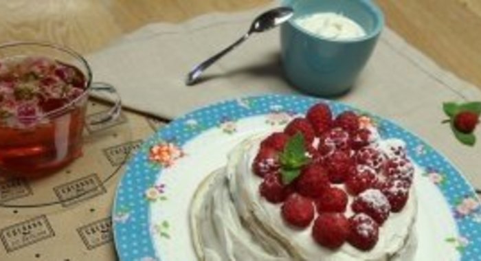 Панкейки с творожным кремом и малиной