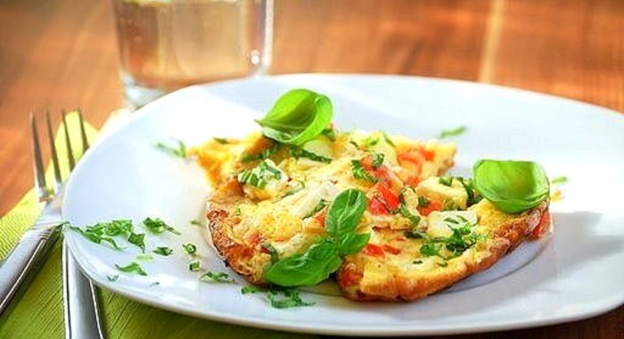 Омлет с беконом, пармезаном и зеленью