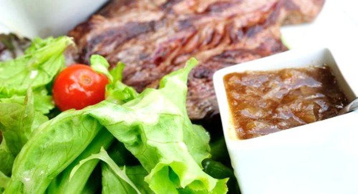 Заправка из печеного чеснока, соевого соуса и имбиря